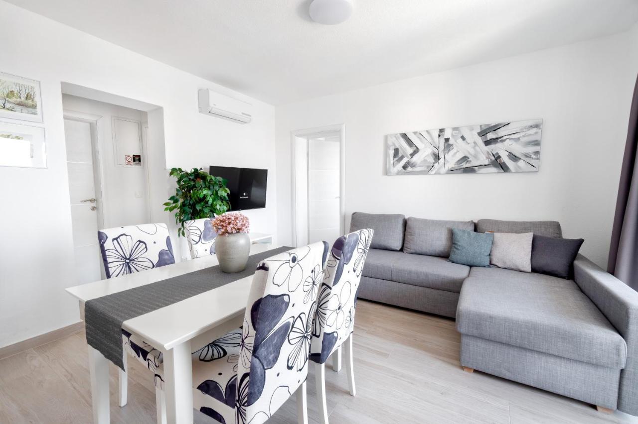 מאקרסקה Apartments And Rooms Vuleta, Close To The Beach מראה חיצוני תמונה